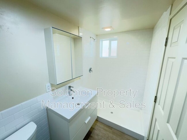 Building Photo - 513 N Ditmar St