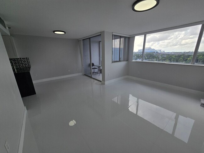 Building Photo - 1700 NW North River Dr