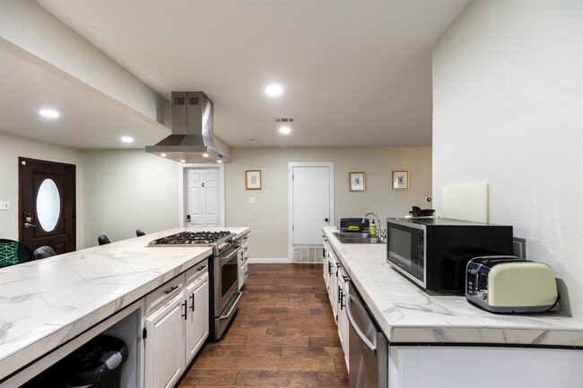 Building Photo - 1707 Deerfield Dr