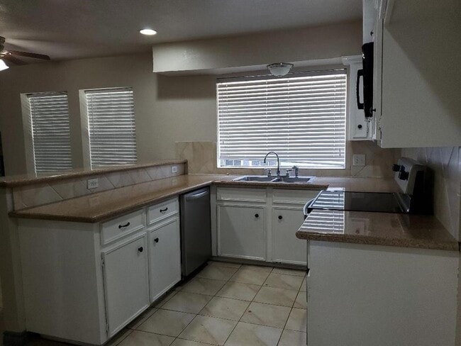 Building Photo - 6831 Stoney River Dr