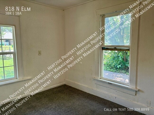 Building Photo - 818 N Elm-