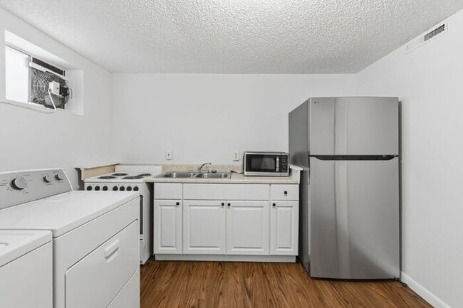 Building Photo - Charming Basement Apartment with Modern Finishes and Flat-Rate Utilities