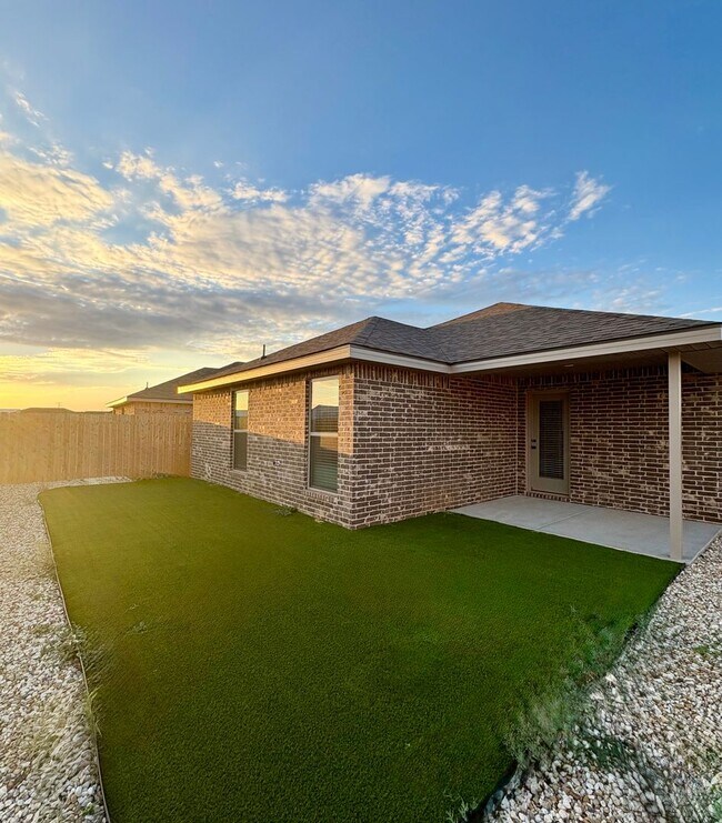 Building Photo - Comfort and Style Blend in Willowbend!