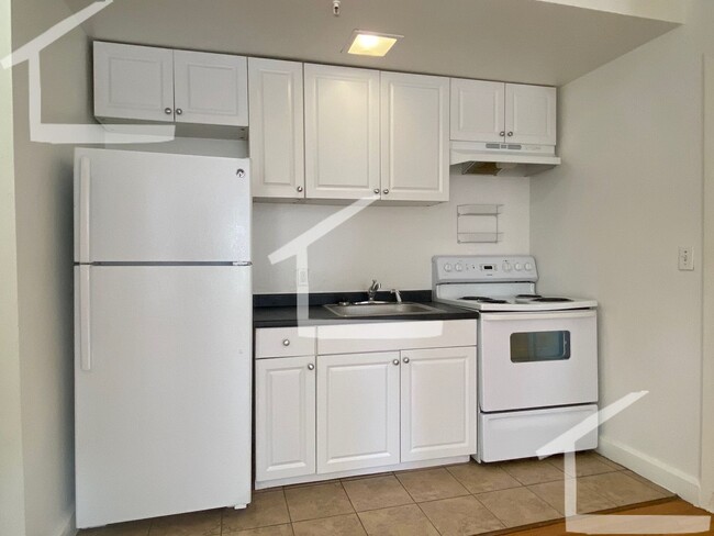 Building Photo - Spacious One Bed Right In Kenmore