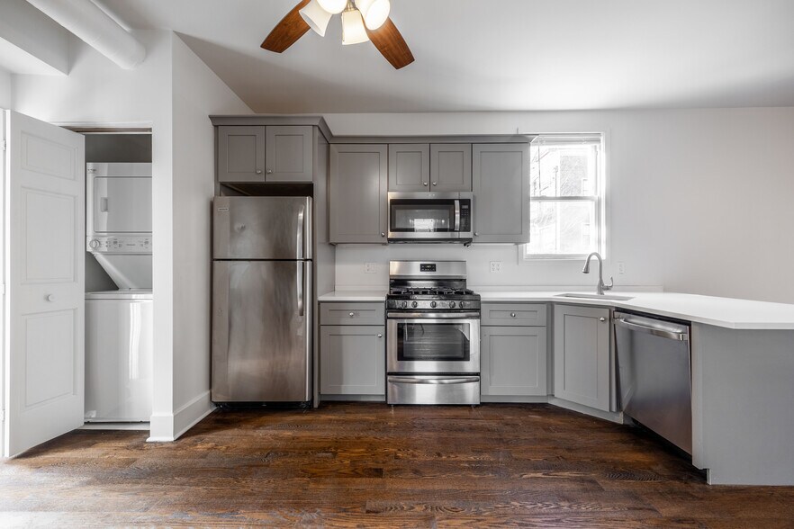 Building Photo - 3135 N Oakley Ave