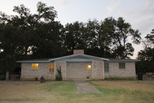 Building Photo - 3 BEDROOM DUPLEX, BISD