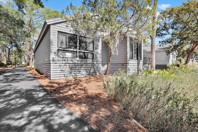 Building Photo - "Coastal Comfort Awaits: Spacious 3-Bed, 3-Bath Furnished Retreat in Moss Creek on the Marsh!"