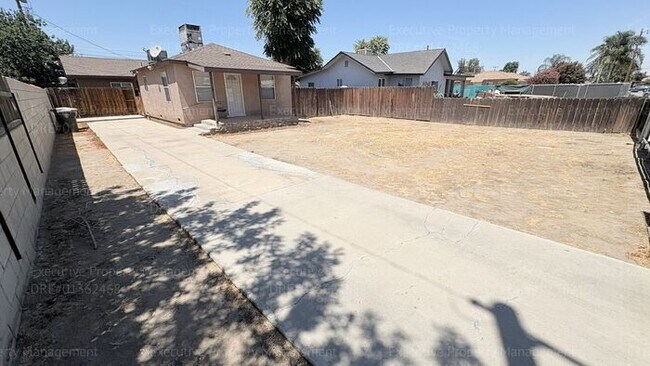 Building Photo - 2 bedroom 1 bathroom home near 34th St/ Chester Ave