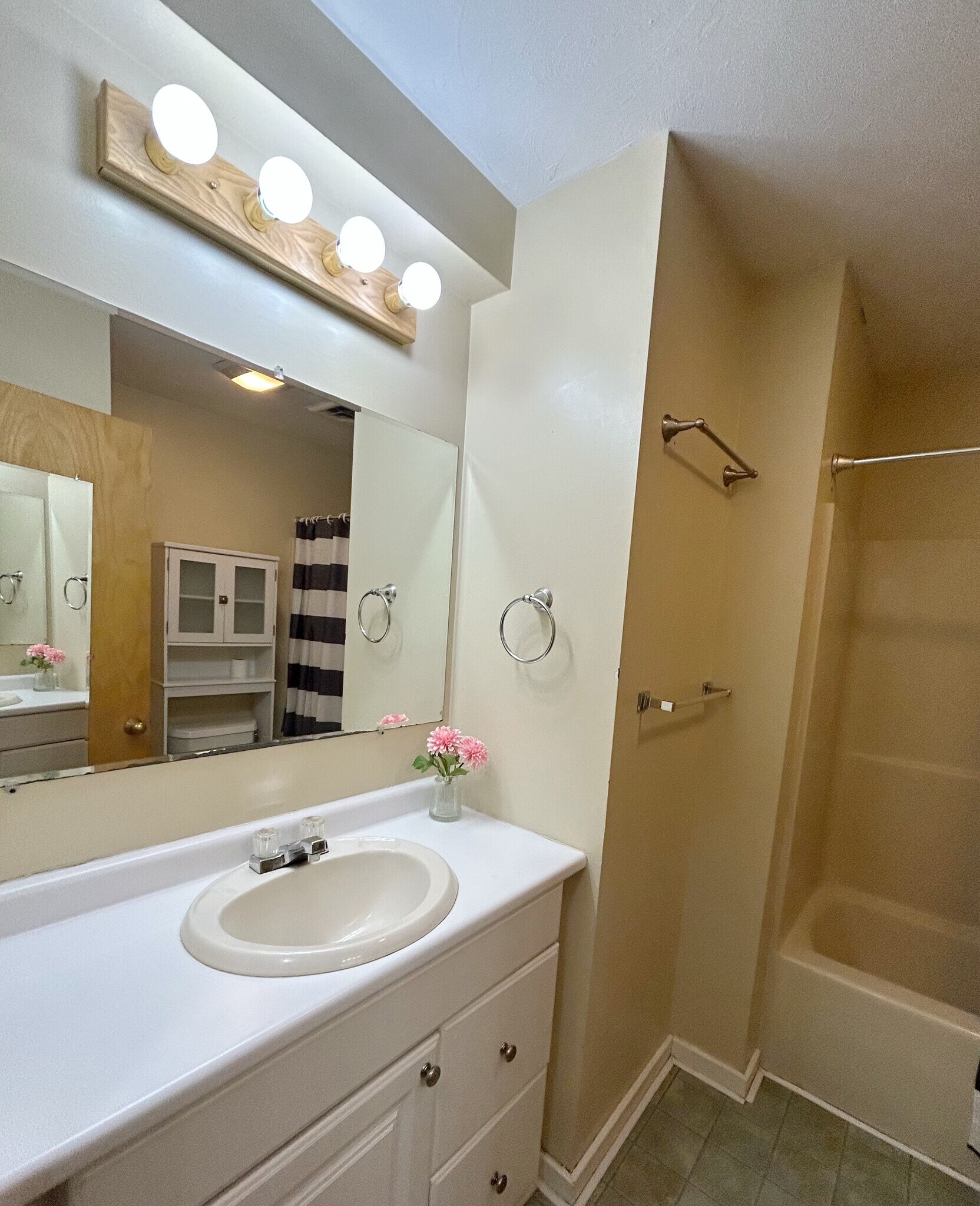 Building Photo - 43 Tamarack Dr