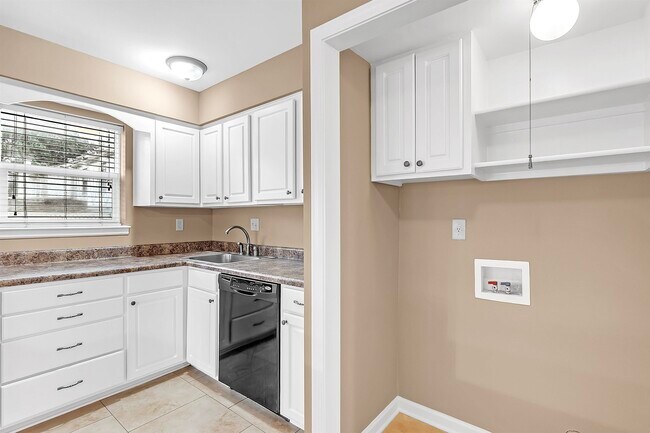 Building Photo - 7523 Bavarian Dr