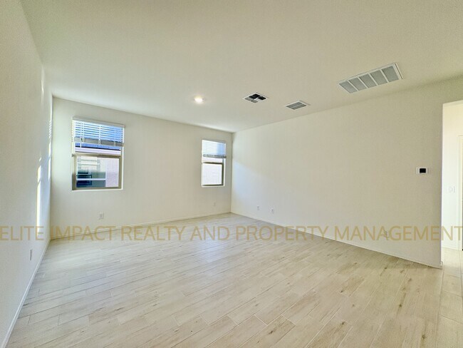 Building Photo - 9365 N Peridot Vis Ave