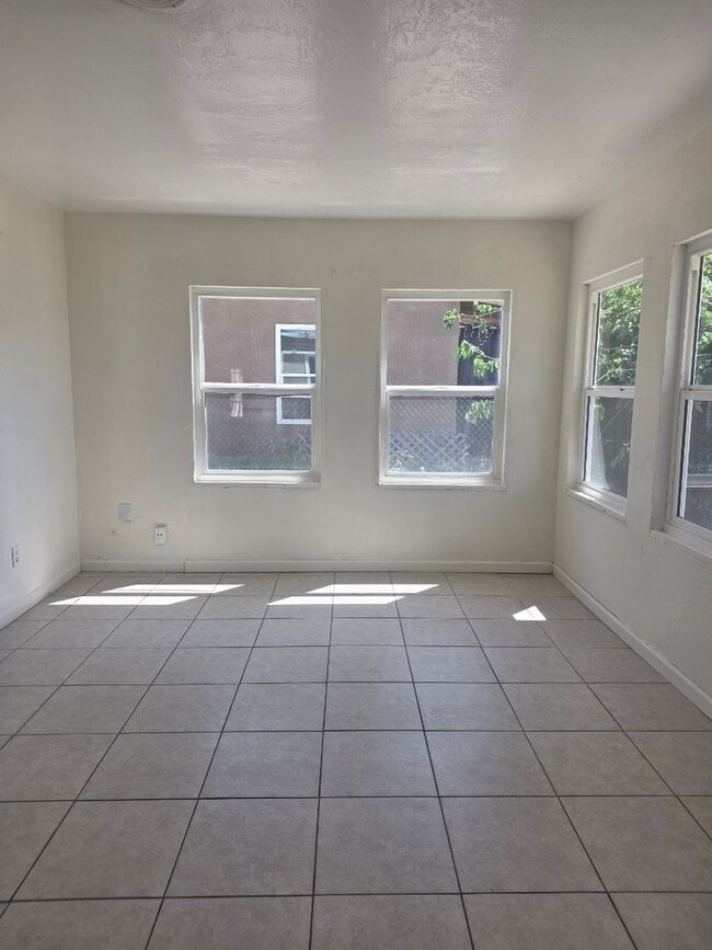 Building Photo - FOR LEASE 2 Bed 1 Bath + Bonus Room SE Bakersfield