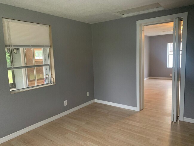 Building Photo - MOVE IN SPECIAL- Cozy Remodeled  1 Bed/1 Bath Home in Saint Cloud