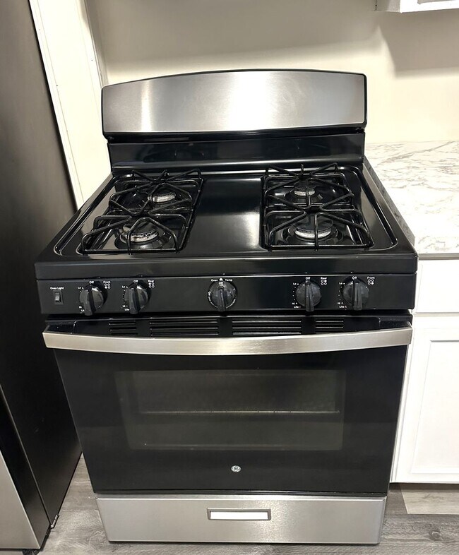 Building Photo - 425 Highland Ave