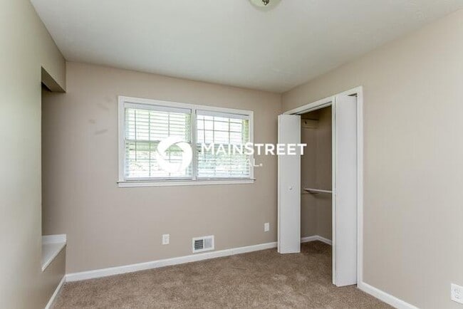 Building Photo - 3 Bedroom Pet-Friendly Home in Lithonia, GA with Main Street Renewal