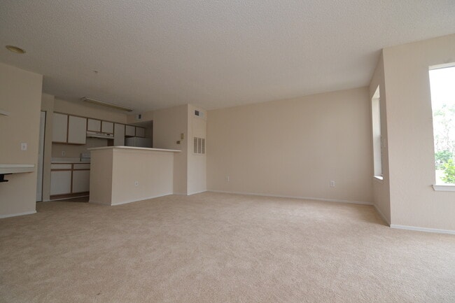 Building Photo - Beautiful 1/1 in Villas Del Sol ~ Gated Comm w/ Resort-Style Amenities!