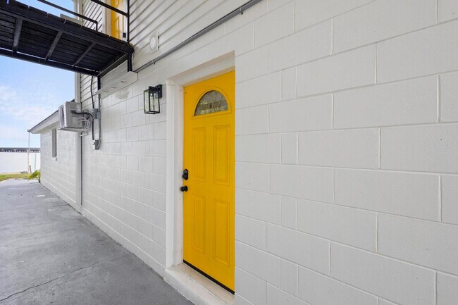 Building Photo - 1780 Lake St