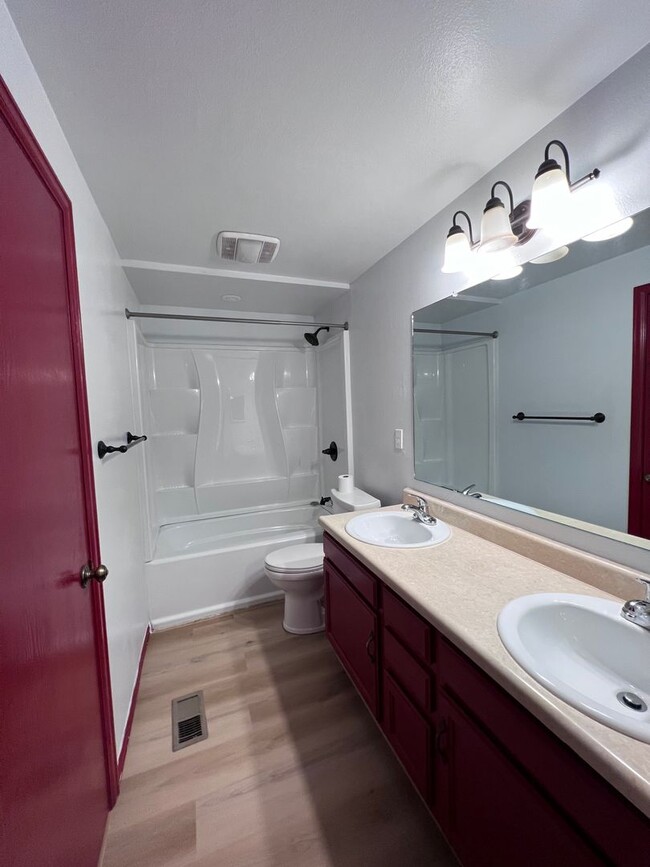 Building Photo - Newly remodeled 2bedroom 1 bath, includes ...