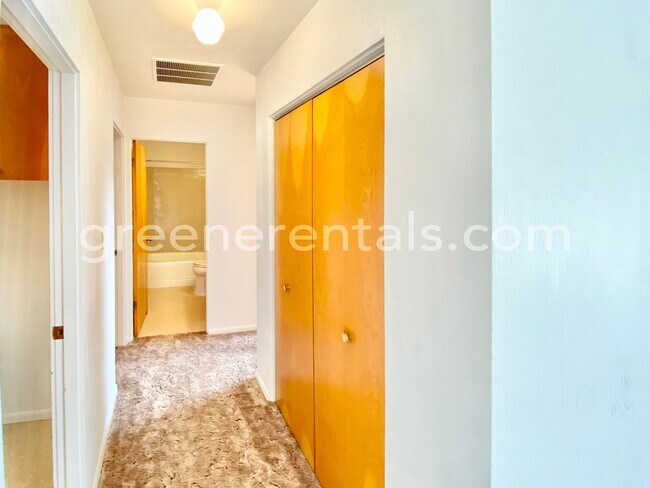 Building Photo - Large 2BD/2BA Montesano Duplex