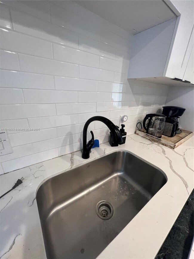 Building Photo - 1573 NE 30th Ct