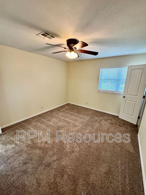 Building Photo - 440 E Carson Ln