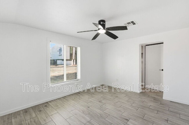 Building Photo - 2245 E Flower St