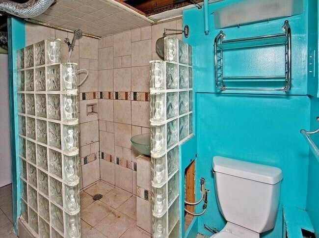 Building Photo - 709 Norwich Ave