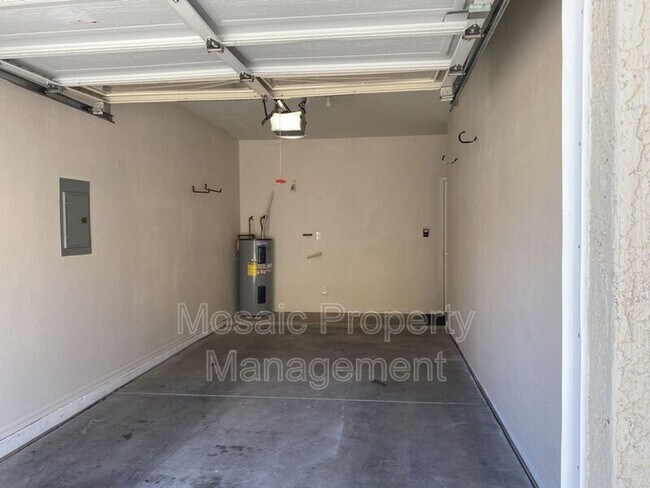 Building Photo - 4923 E Hazel Dr