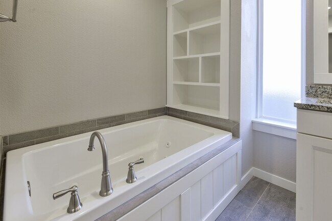 Building Photo - 343 Holts Lake Dr