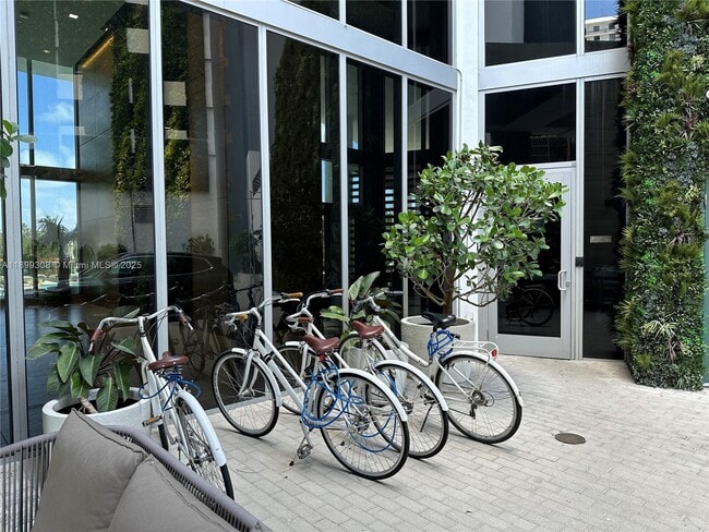 Building Photo - 16385 Biscayne Blvd
