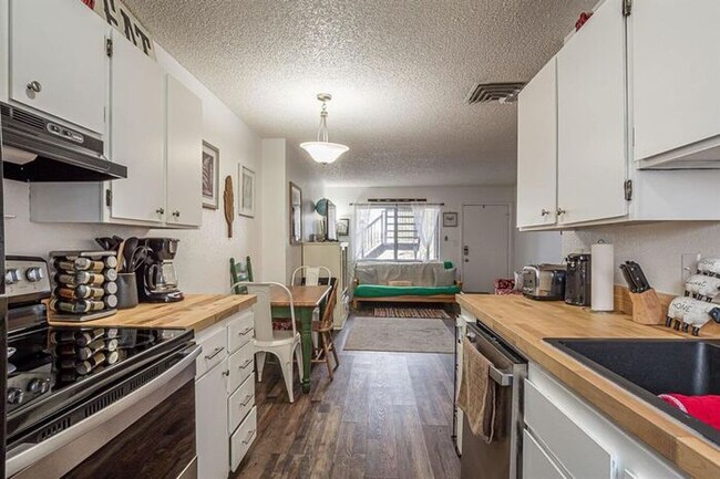 Building Photo - Affordable 2 Bed 1 Bath Apartment! Great l...