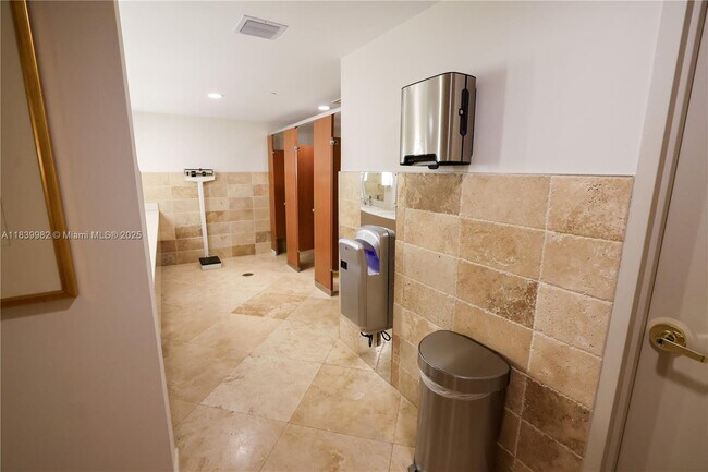 Building Photo - 17555 Collins Ave