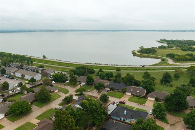 Building Photo - 9009 Lakeaire Dr
