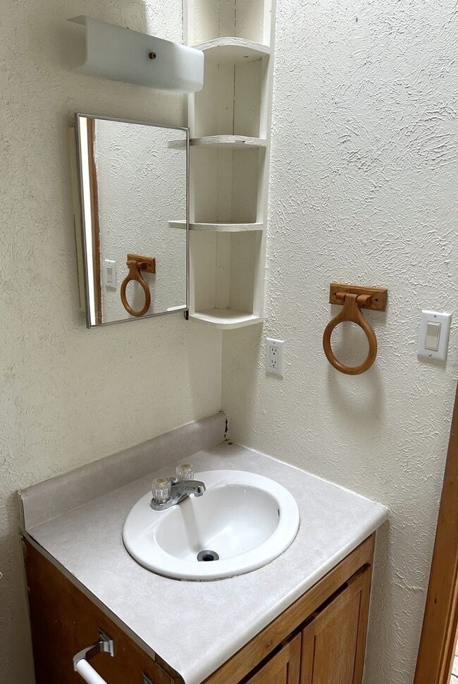 Building Photo - 317 Cornell Dr SE