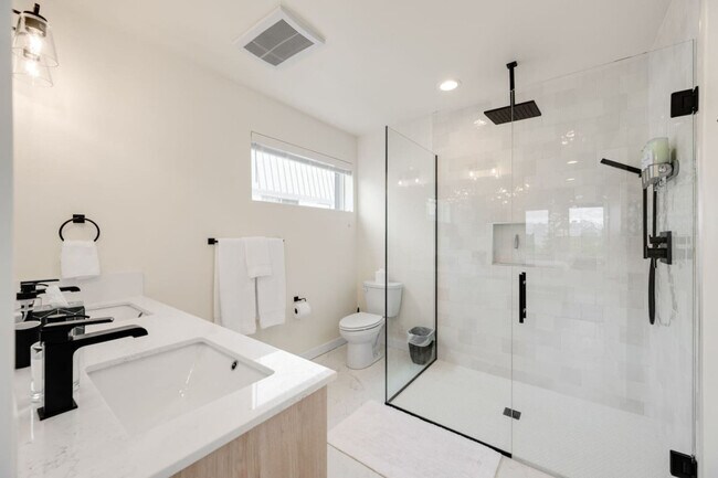 Building Photo - 823 NE 70th St