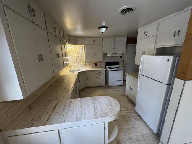 Building Photo - Stunning 3 Bedroom Home Located in the Medical District