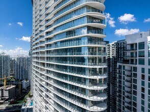 Building Photo - 300 Biscayne Blvd Way