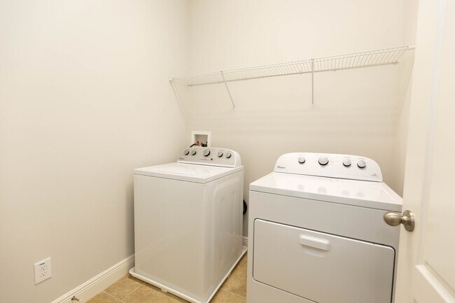 Building Photo - AVAILABLE ON 06/01 - 3 bedroom and 2.5 bat...