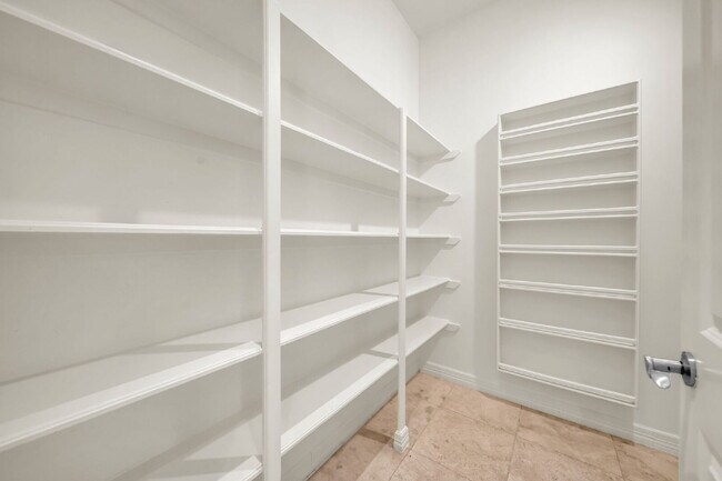 Building Photo - Exceptional 5-bedroom home (2 down) in desirable Woodlands Country Club with landscape & pool mai...