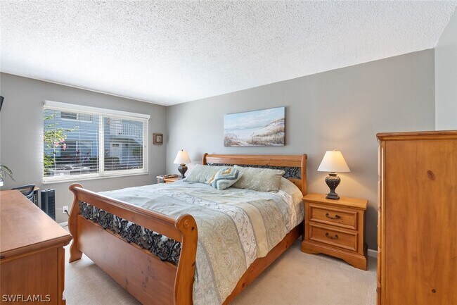 Building Photo - 240 Palm Dr