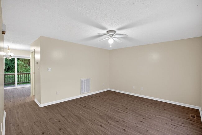 Building Photo - Newly Renovated Townhome in Presidential Lakes