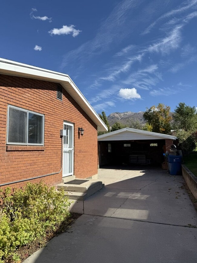 Building Photo - Cute, Comfy & Convenient — 4-Bedroom Ogden...