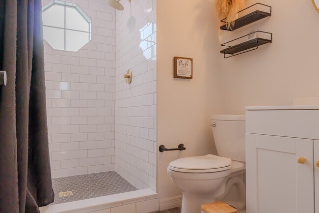 Building Photo - Charming 3BR Fully Furnished Apartment in ...