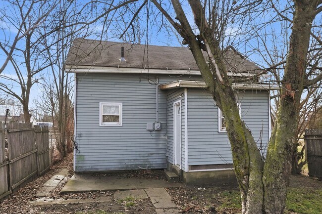 Building Photo - Stylish 2BR with Modern Upgrades