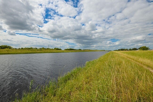 Building Photo - 341 SW Kestor Dr