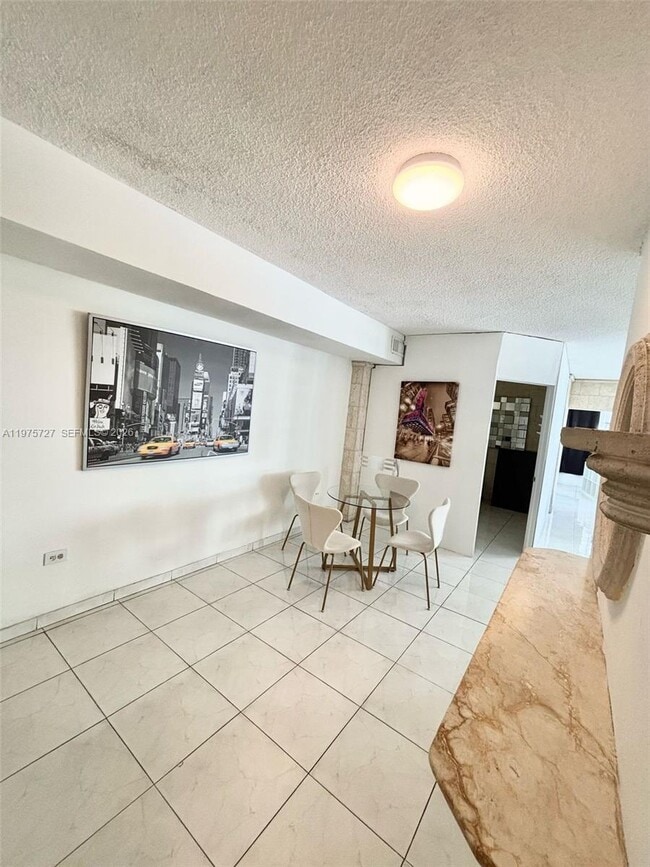 Building Photo - 905 Brickell Bay Dr