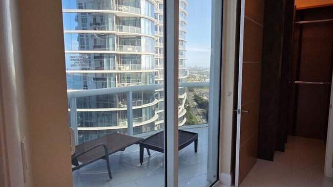 Building Photo - 15811 Collins Ave