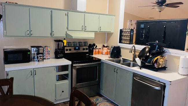 Building Photo - 715 Center St E