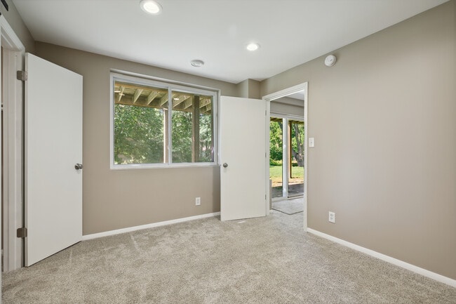 Building Photo - 10003 Crestridge Dr