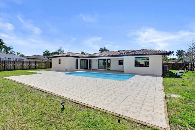 Building Photo - 16653 Golfview Dr